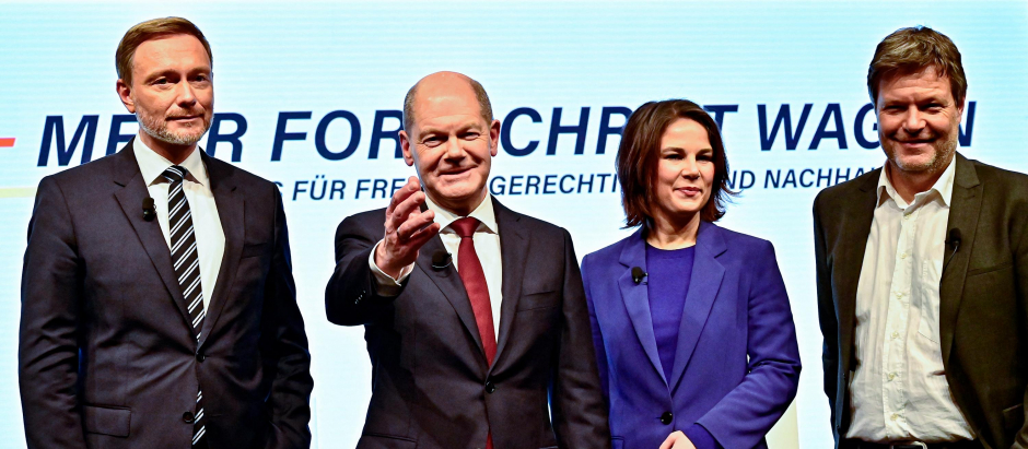 Christian Lindner,  Annalena Baerbock, Robert Habeck y Olaf Scholz, líderes en coalición del nuevo gobierno de Alemania