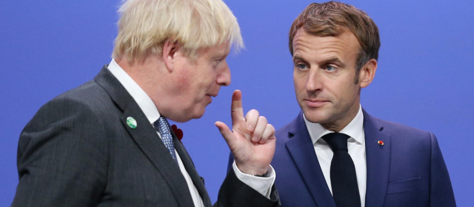 El primer ministro británico, Boris Johnson, conversa con su homólogo francés, Emmanuel Macron