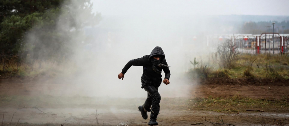 Un inmigrante corre durante un choque con las fuerzas polacas en la frontera con Bielorrusia