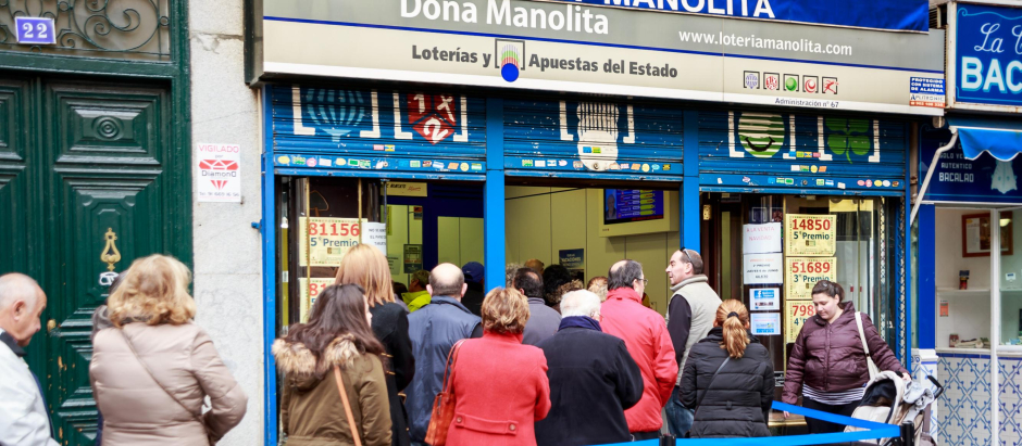 Gente comprando lotería de Navidad en la agencia Doña Manolita de Madrid