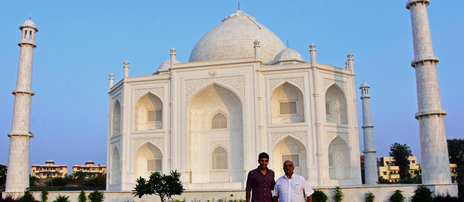 Anand Prakash Chouksey y su hijo frente a su réplica del Taj Mahal