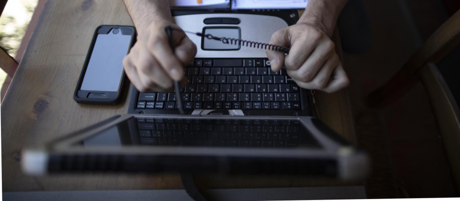 Un hombre, trabajando con su ordenador