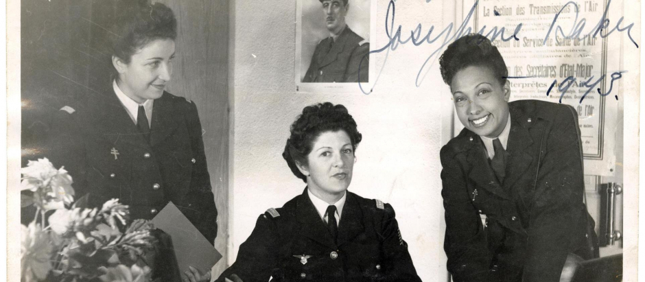 Josephine Baker, a la derecha, con el uniforme de Oficial de la Fuerza Aérea e la Francia libre en 1943