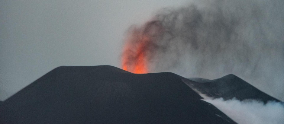 El volcán Cumbre Vieja de La Palma expulsa lava y cenizas