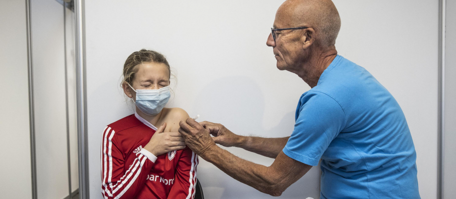 Una niña recibe una vacuna en Dinamarca, esta seman