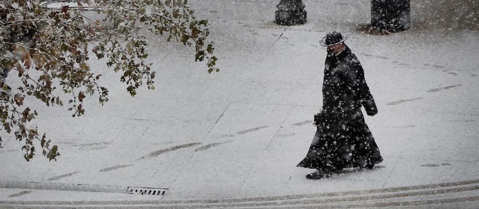 Un hombre camina sobre la nevada que ha dejado el temporal Arwen en Pamplona