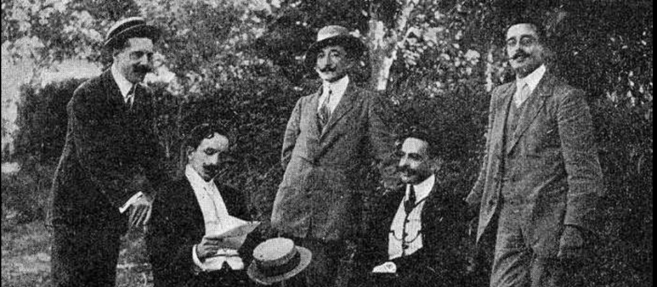 Wenceslao Fernández Flórez, en el centro, en 1909