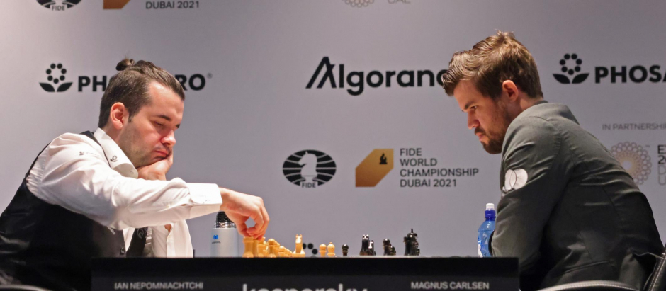 Ian Nepomniachtchi y Magnus Carlsen durante la primera partida del Mundial