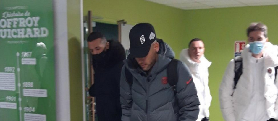 Neymar abandona el estadio del Saint-Étienne en muletas