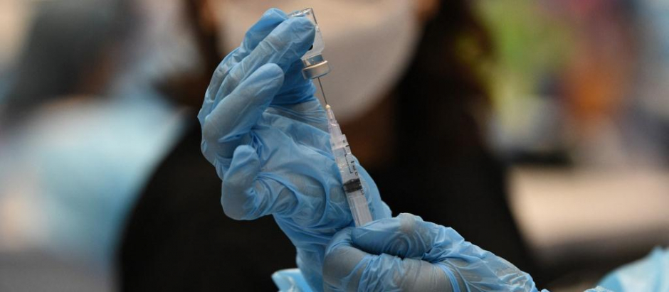 Una médico prepara una dosis de vacuna contra el coronavirus