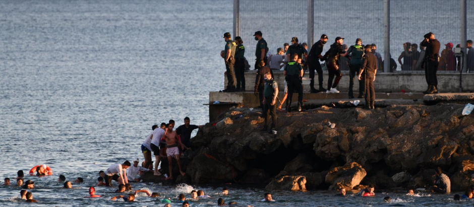 Inmigrantes tratan de alcanzar la playa del Tarajal, el 17 de mayo de 2021, en Ceuta (España)