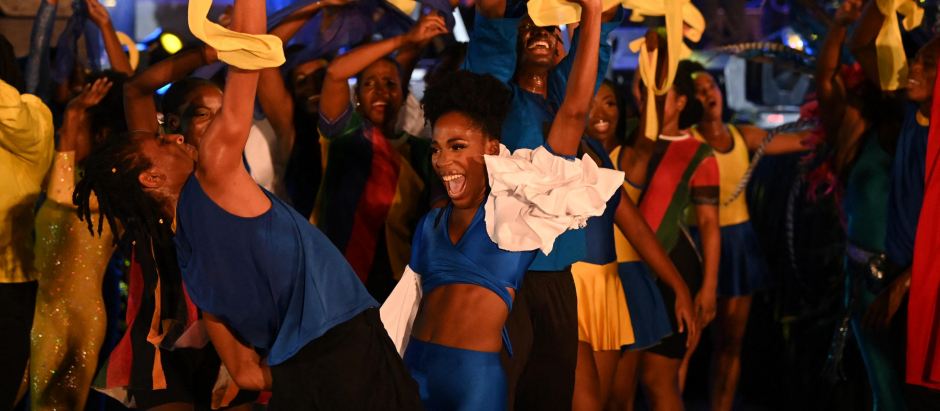 Bailes y celebraciones en Barbados por el nacimiento de su República