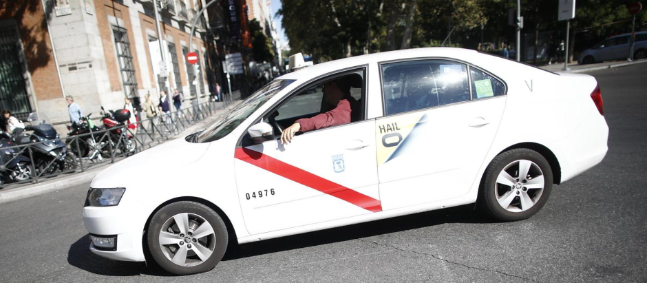 Archivo - Imagen de un taxi en el centro de Madrid.