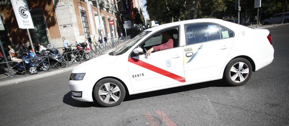 Archivo - Imagen de un taxi en el centro de Madrid.