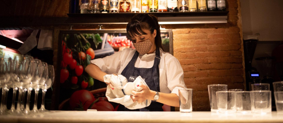 Una camarera trabajando en un local de Barcelona