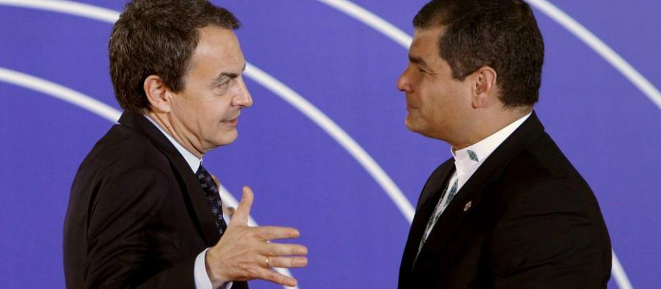 El expresidente Jose Luis Rodríguez Zapatero junto con el expresidente Rafael Correa (Archivo)