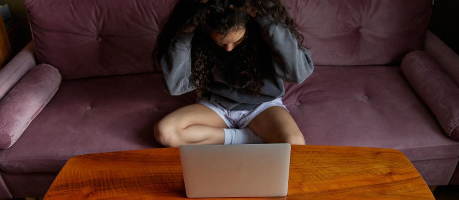 Tomar distancia con sus amistades u otros niños de su edad puede indicar que el niño esté siendo víctima de acoso o ciberacoso