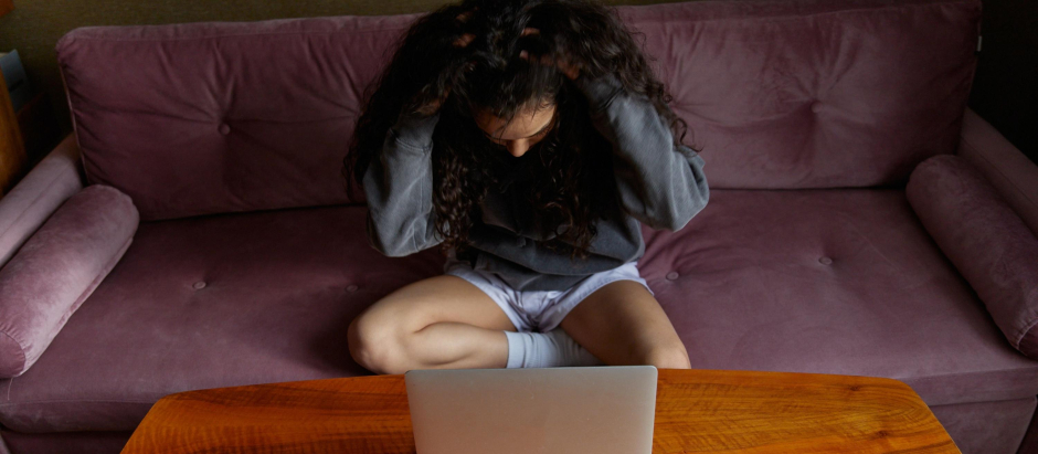 Tomar distancia con sus amistades u otros niños de su edad puede indicar que el niño esté siendo víctima de acoso o ciberacoso