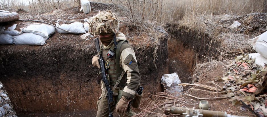 Un soldado ucraniano recorre una trinchera cercana a la frontera con Rusia