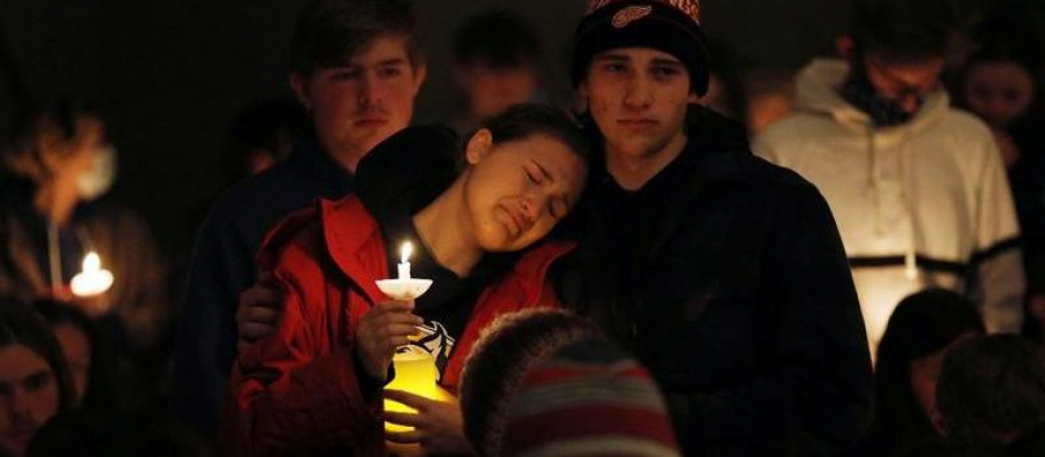 Estudiantes lloran la muerte de sus compañeros, asesinados durante el tiroteo