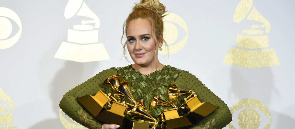 Adele posa con sus premios Grammy en 2017