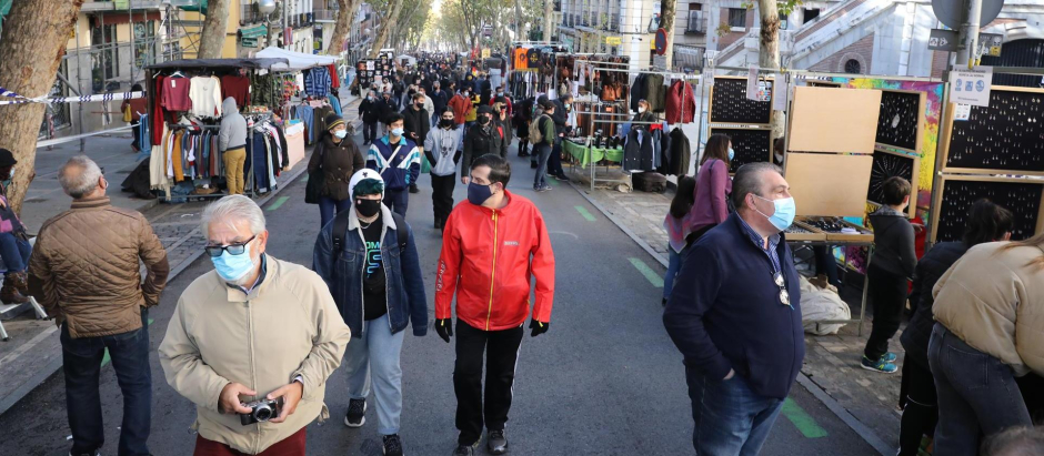 Varias personas caminan por la calle Ribera de Curtidores el día de la reapertura del Rastro