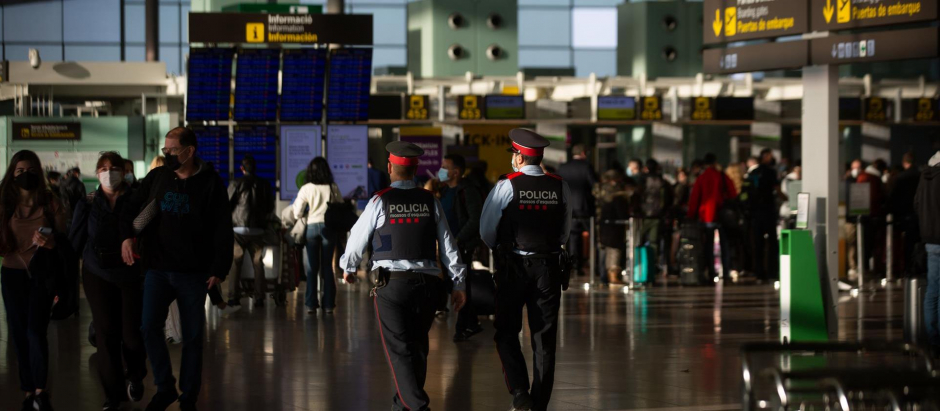 Dos agentes de los Mossos d'Esquadra en el aeropuerto de El Prat
