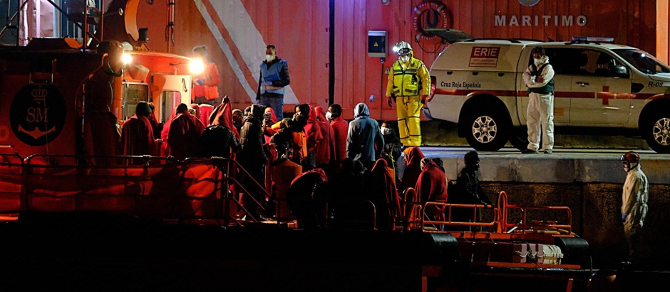 Salvamento Marítimo rescata el pasado sábado una lancha neumática con 55 inmigrantes subsaharianos a bordo, dos de ellos fallecidos