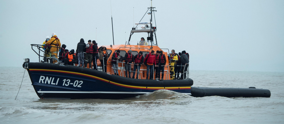 Un barco de rescate británico detiene a un grupo de migrantes que intentaban cruzar el Canal de la Mancha