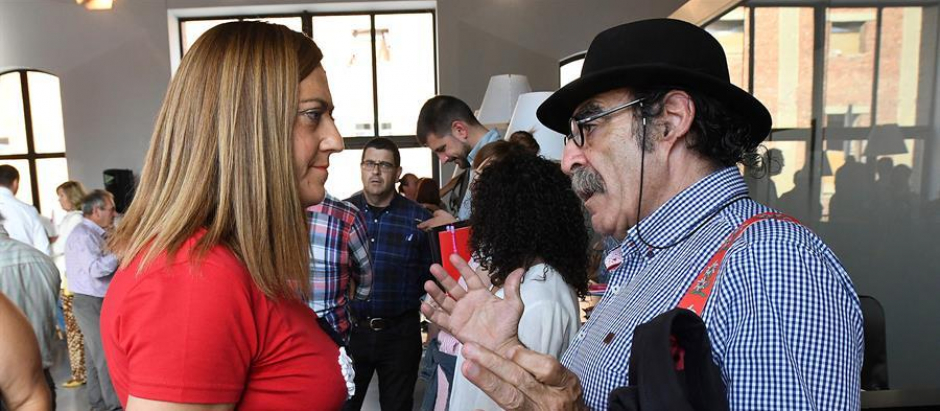 El alcalde de Castroverde (Zamora) conversa con la entonces vicesecretaria del PSOE Castilla y León, Virginia Barcones en septiembre de 2019