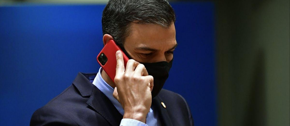 Sánchez hablando por teléfono en una cumbre europea