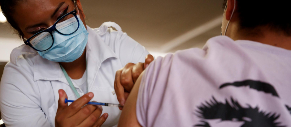 Una persona recibe una vacuna contra la covid