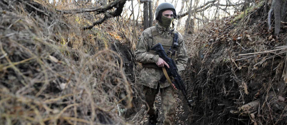 Un soldado ucraniano recorre una trinchera cercana a la frontera