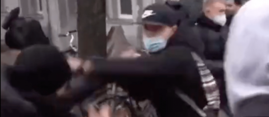 Manifestantes berlineses agrediendo a periodistas