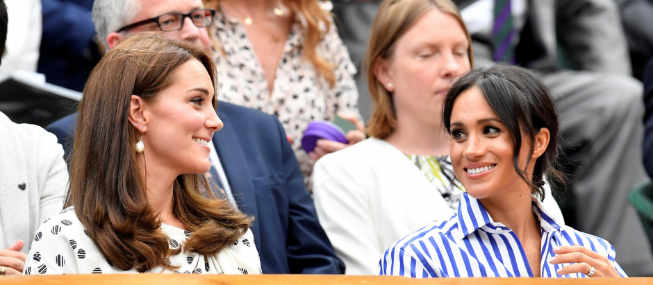 Princess Kate Middleton , Duchess of Cambridge and Meghan Markle , Duchess of Sussex at Wimbledon 2018. *** Local Caption *** .
en la foto : mirandose a los ojos