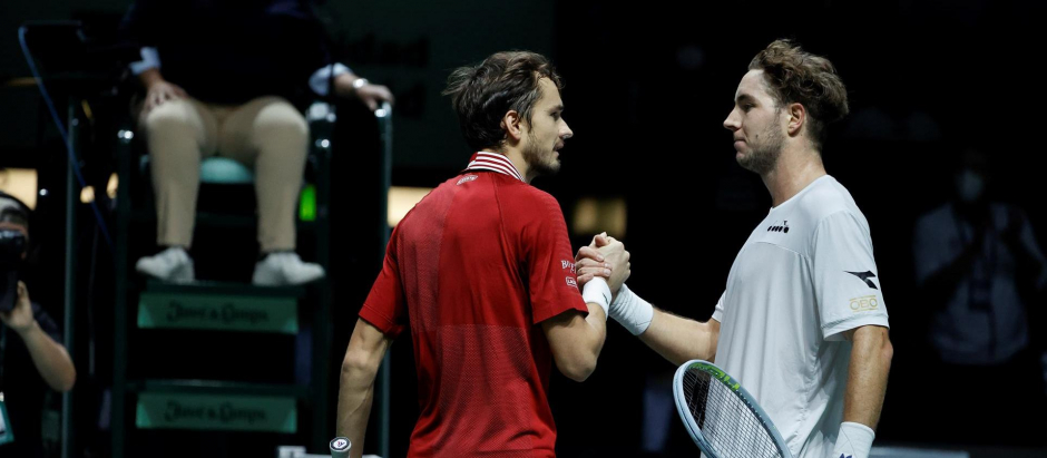 El tenista ruso Daniil Medvedev (i) y el alemán Jan-Lennard Struff (d) en la semifinal de la Copa Davis