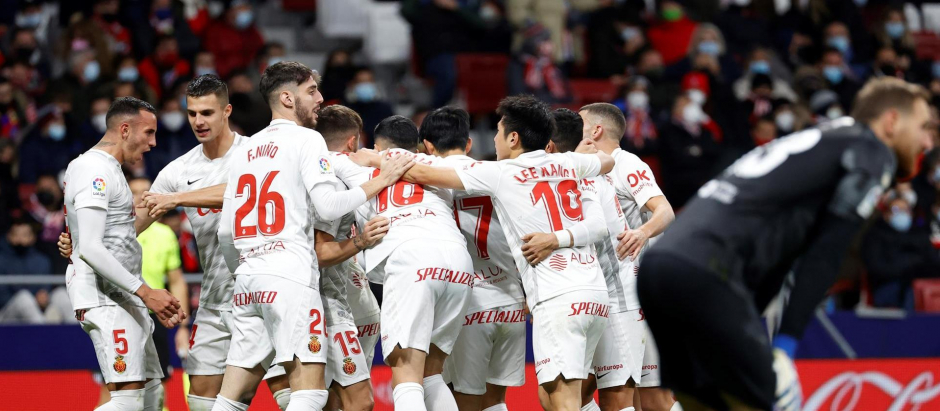 Los jugadores del Mallorca celebran el gol de su compañero Russo