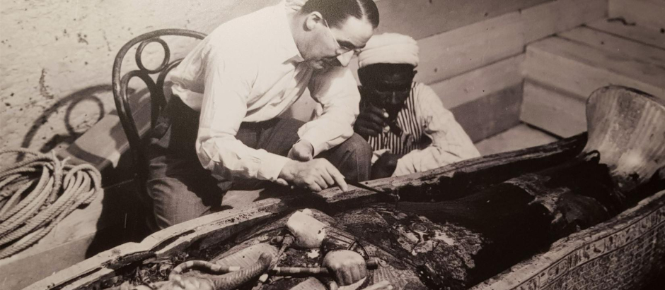 Howard Carter descubriendo la tumba de Tutankamón en 1922