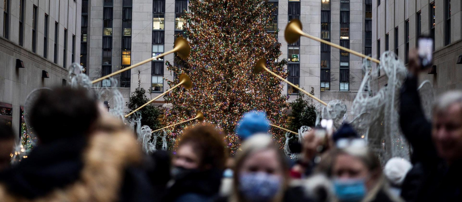 Turistas pasean cerca del emblemático árbol de navidad que anualmente se instala frente al Rockefeller Center