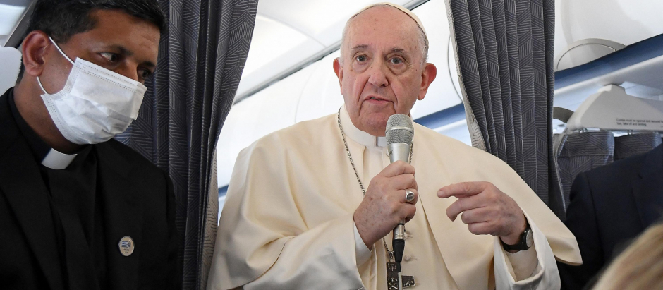 El Papa Francisco en el avión de vuelta de su viaje a Grecia y Chipre