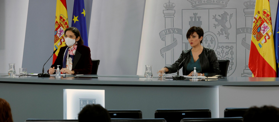 La ministra de Política Territorial y portavoz del Gobierno, Isabel Rodríguez (d) y la ministra de Industria, Comercio y Turismo, Reyes Maroto