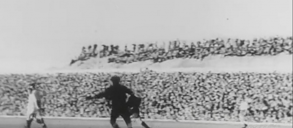 Imagen del NO-DO del derbi jugado en noviembre de 1944 en El Metropolitano