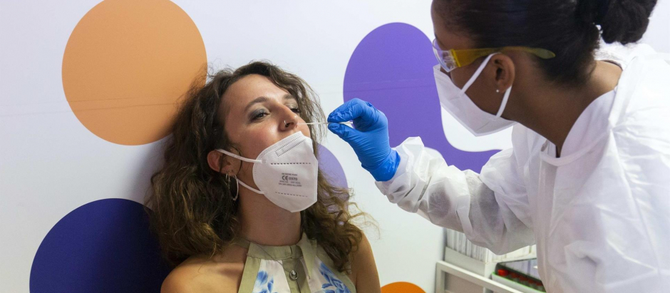 Una médico realiza una prueba de coronavirus a una mujer