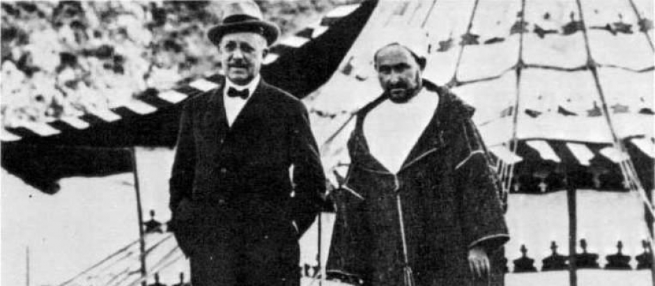 El empresario Horacio Echevarrieta y el líder rifeño Abd el-Krim, durante la reunión que mantuvieron ambos en 1923