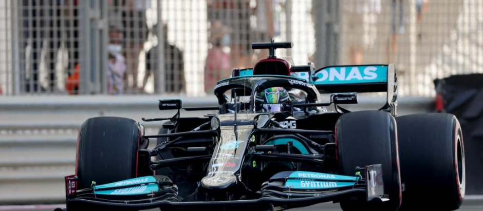 El piloto de Mercedes, Lewis Hamilton, ha vuelto a ser el más veloz en el la pista de Yas Marina