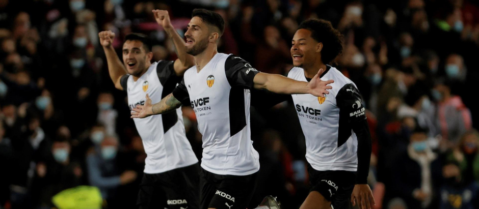 El defensa italiano del Valencia CF Cristiano Piccini celebra su gol, segundo del equipo ante el Elche