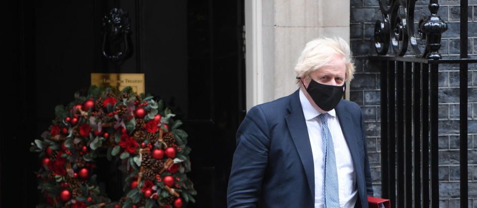 Boris Johnson sale de Downing Street, decorado para la Navidad