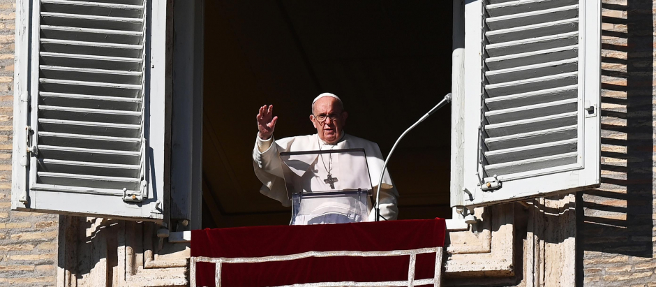 El Papa Francisco saluda a los fieles reunidos en el Vaticano para rezar el Ángelus