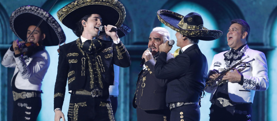 Vicente Fernández junto a su hijo Alejandro y su nieto Álex durante los Latin Grammy 2019