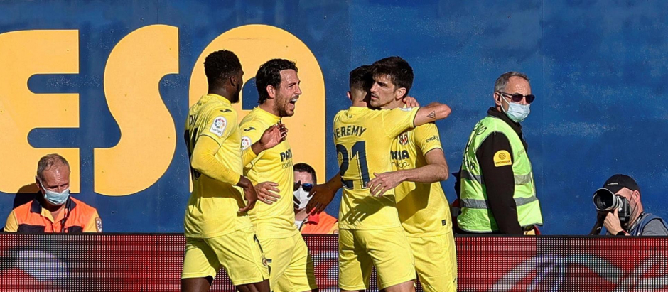 El delantero del Villarreal Gerard Moreno (d) celebra el gol conseguido ante el Rayo